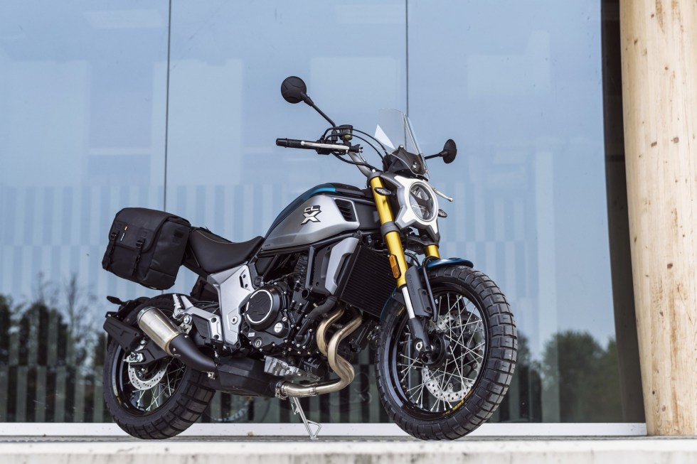 CF Moto 700CL-X phiên bản Adventure khá giống với Ducati Scrambler Desert Sled