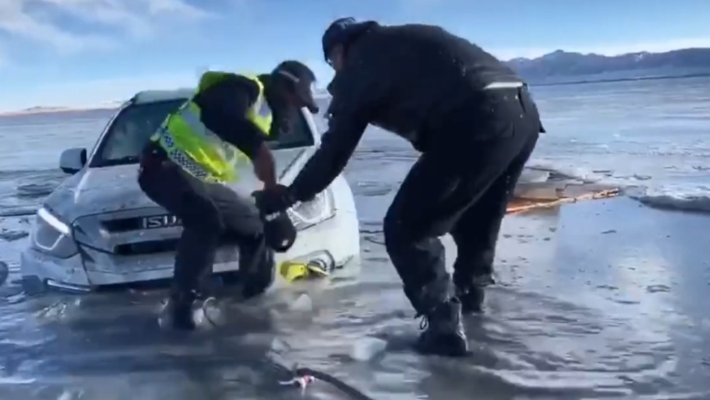  Cảnh sát giải cứu chiếc xe Isuzu bị mắc kẹt tại dòng sông băng dưới cái lạnh cắt da cắt thịt -20 độ C