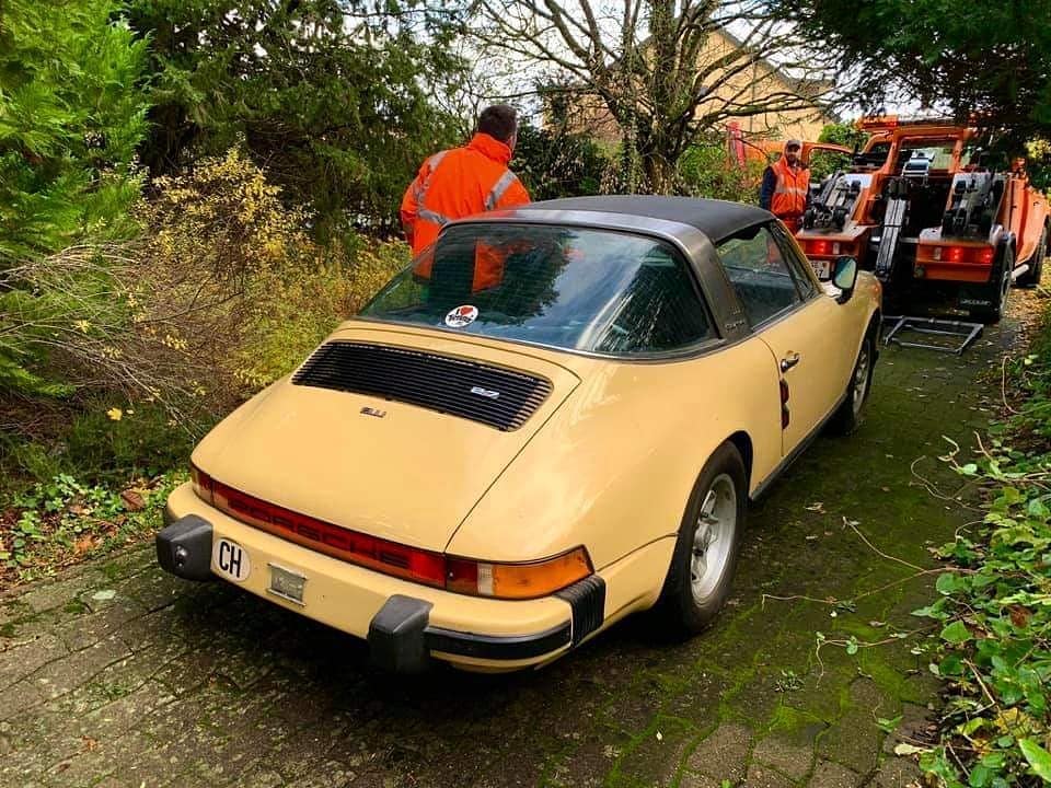 Chiếc Porsche 911 Targa 1974 đã bị bỏ rơi nhiều năm tại đâu đó quanh Geneva, Thụy Sĩ