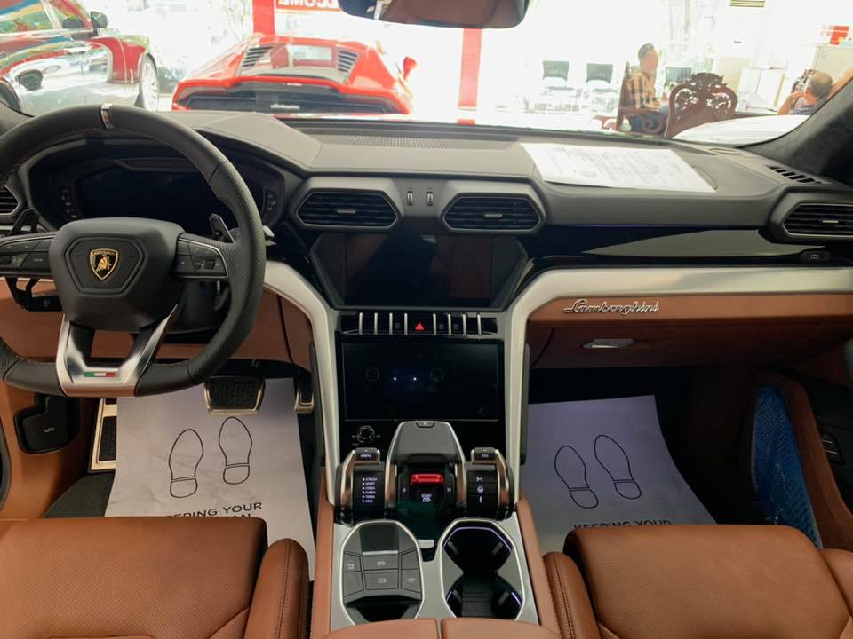 Bức ảnh nội thất của Lamborghini Urus để lộ ảnh siêu xe Lamborghini Huracan EVO 2020 ở Campuchia