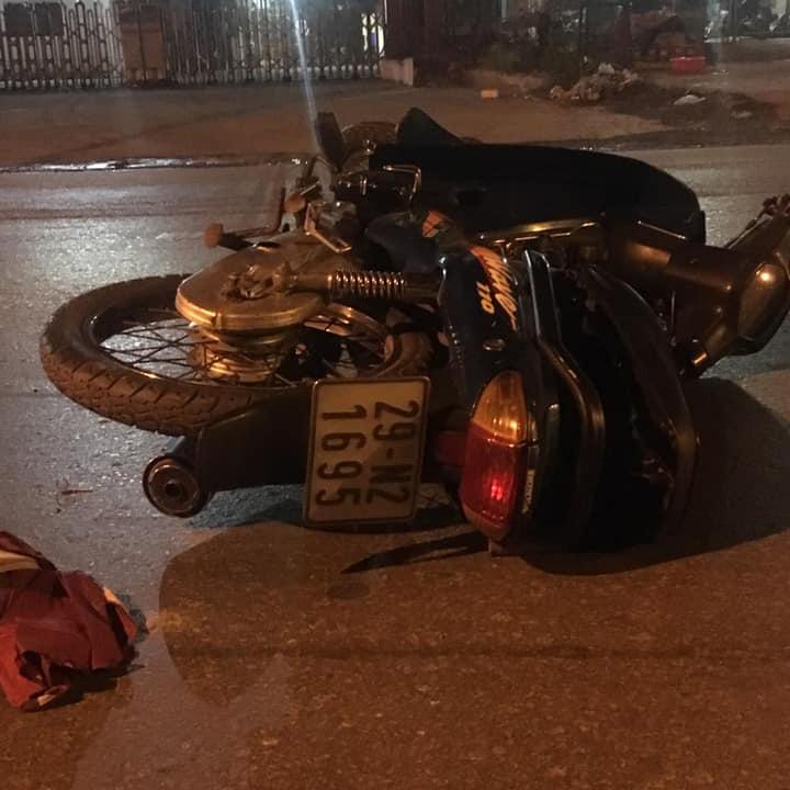 Xe máy của nạn nhân nằm đổ tại hiện trường