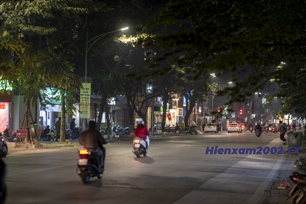 Trong suốt thời gian diễn ra trận đấu giữa U22 Việt Nam và U22 Thái Lan, đường phố Hà Nội trở nên vắng vẻ khác hẳn ngày thường.