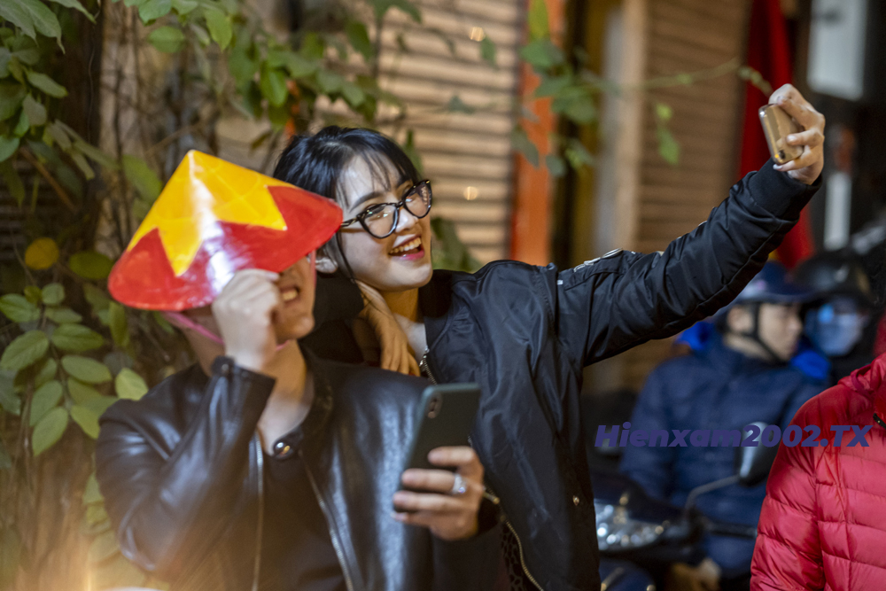 Cặp đôi tranh thủ selfie ghi lại khoảnh khắc lịch sử cùng U22 Việt Nam.