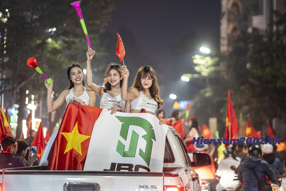 Và tất nhiên, xuống đường ăn mừng chiến thắng của U22 Việt Nam không thiếu những bóng hồng.