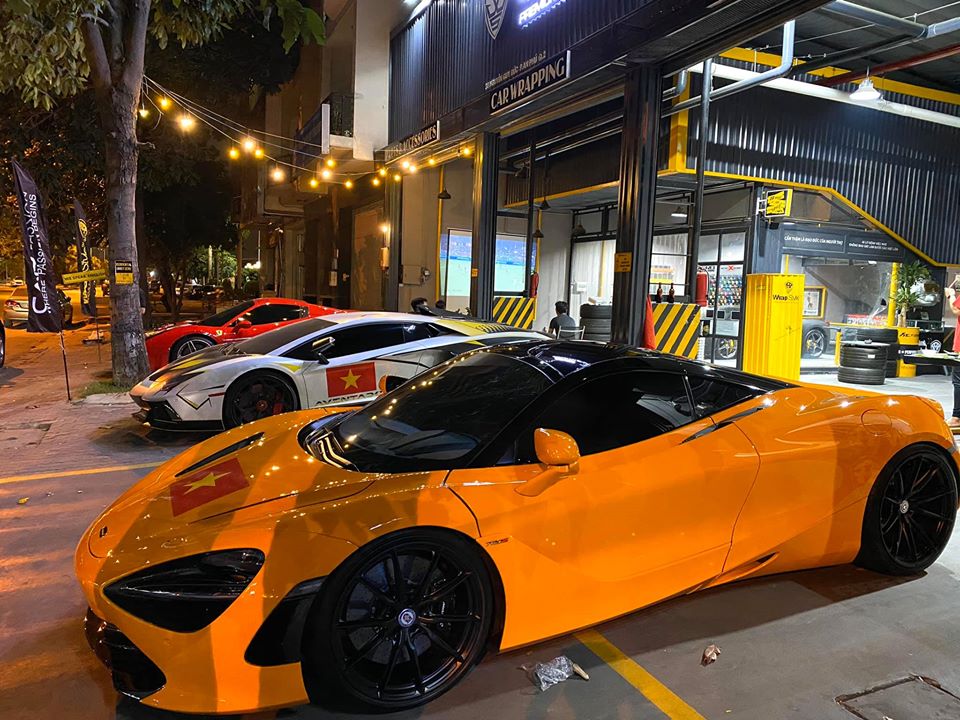 Siêu xe McLaren 720S màu cam của Cường Đô-la cũng xuất hiện. Chiếc xe này được dán cờ Việt Nam trên nắp capô
