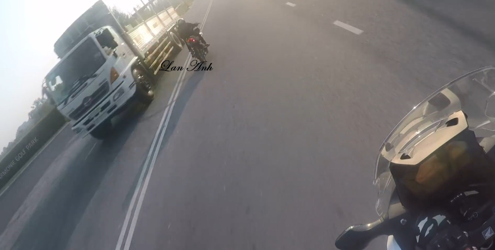 Nam thanh niên chạy Yamaha Exciter 150 độ bị cảnh sát truy đuổi