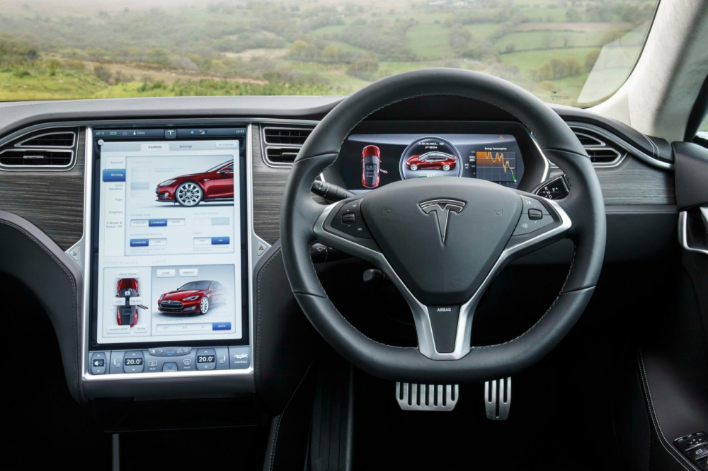 Màn hình trong Tesla Model S được coi là sự khởi đầu của cuộc chiến kích thước màn hình