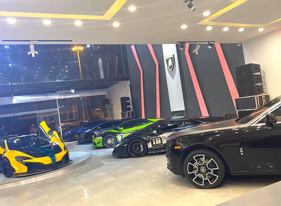 Bộ 3 siêu xe Lamborghini Huracan LP610-4 đọ dáng cùng nhau. Xếp hàng trên cùng màu xanh là Audi R8 V10 Plus. Siêu xe tung cánh màu vàng là McLaren 650S Spider độ Liberty Walk và cuối cùng là Rolls-Royce Ghost