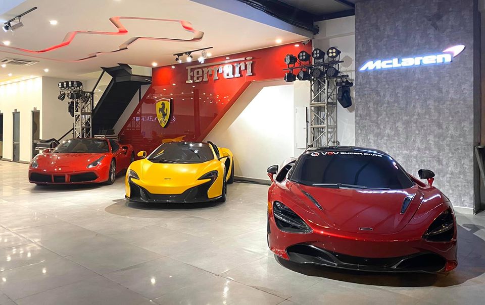 Góc ảnh này cho thấy showroom siêu xe sắp khai trương ở quận 7 còn có Ferrari 488 Spider màu đỏ, McLaren 650S Spider và McLaren 720S