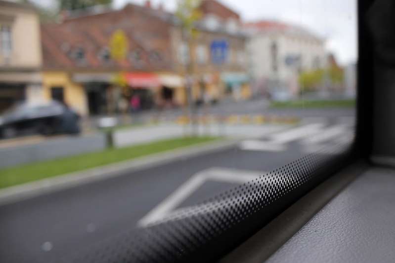 Họa tiết những chấm nhỏ và đường viền màu đen thế này rất phổ biến trên cửa kính xe ô tô