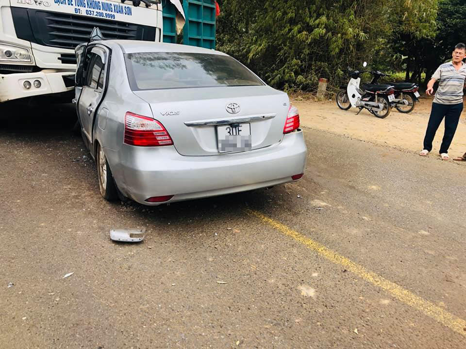 Hiện trường vụ tai nạn giữa 2 chiếc ô tô tại Sóc Sơn