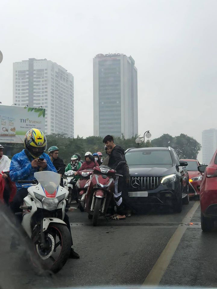 Vụ tai nạn đã khiến cầu vượt Thái Hà bị ùn tắc giao thông