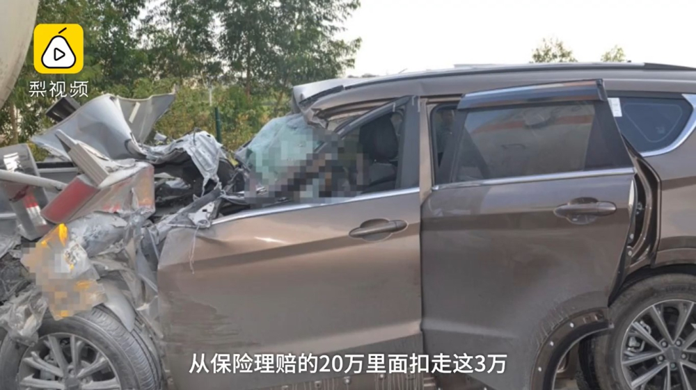 Chiếc SUV bị hư hỏng nặng sau vụ tai nạn
