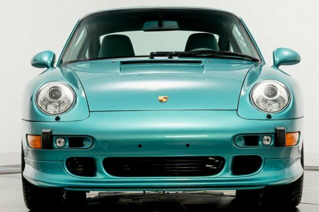 Một số chiếc xe thể thao Porsche 993 Turbo S 1997 hiện đang trong tầm ngắm của giới đam mê xe Porsche, tuy nhiên, nếu hay tin có một chiếc Porsche 911 đời 993 được chủ xe rao bán với mức 899.900 đô la, tương đương 20,9 tỷ đồng sẽ khiến không ít người cảm thấy choáng