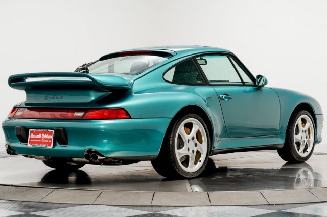 Ngoại thất chiếc Porsche 911 Turbo S 1997 này sở hữu màu sơn xanh Wimbledon Green rất độc đáo và sành điệu ở tại thời điểm này.