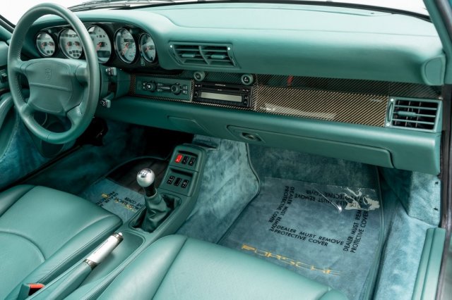 Điểm thú vị tiếp theo chính là việc bên trong khoang nội thất của chiếc Porsche 911 Turbo S 1997 đang rao bán hơn 20 tỷ đồng tiếp tục được tắm với tông màu xanh lá chủ đạo. Ghế ngồi, vô-lăng, táp-lô đều được bọc da màu xanh lá Nephrite Green 