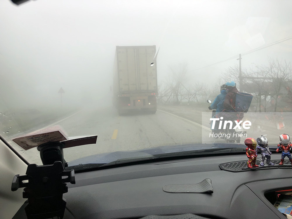 Tầm nhìn trong sương rất kém nên các lái xe chú ý sử dụng cả đèn sương mù để tăng khả năng quan sát mặt đường và tăng khả năng nhận biết với các xe đối diện.