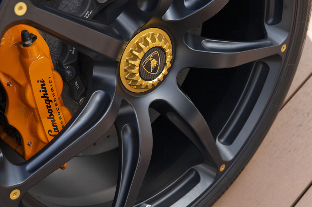Chưa hết, chiếc siêu xe Lamborghini Aventador S Taiwan Edition đầu tiên lộ diện còn có bộ mâm thửa riêng sơn màu đen nhám cùng các con ốc màu cam, chụp mâm xe màu đen hay khoá bánh xe màu cam nổi bật. Kế đến là kẹp phanh sơn màu cam rực.