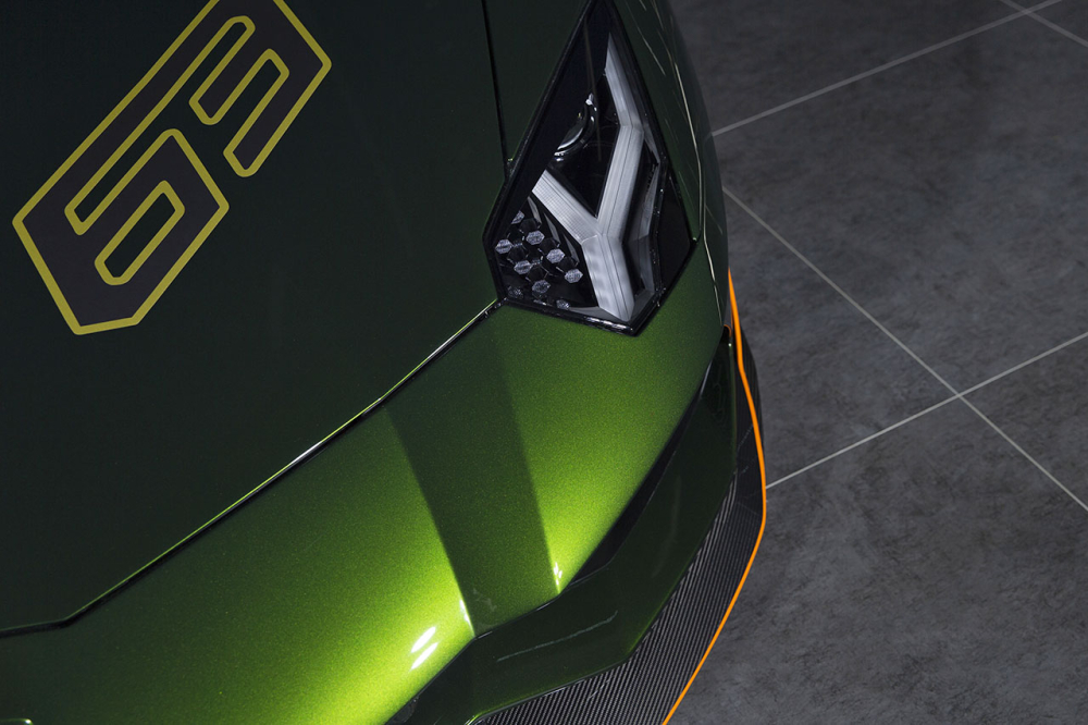 Chưa hết, hãng siêu xe Ý còn chế tạo ra cho phiên bản Lamborghini Aventador S Taiwan Edition bộ cánh lướt gió phía trước, bên hông và đuôi xe độc quyền. Chi tiết này làm từ carbon và có sọc cam để tạo điểm nhấn.
