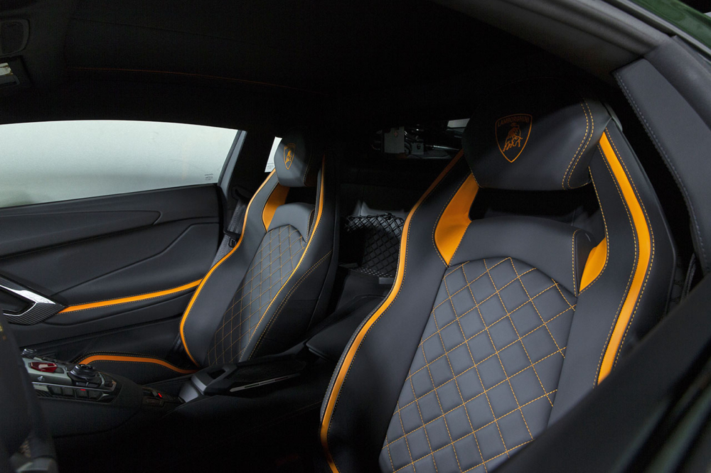  Bên trong khoang lái của chiếc siêu xe Lamborghini Aventador S Taiwan Edition đầu tiên đến Đài Loan có nội thất bọc da màu đen, sợi carbon và cả những điểm nhấn sọc màu cam nổi bật.