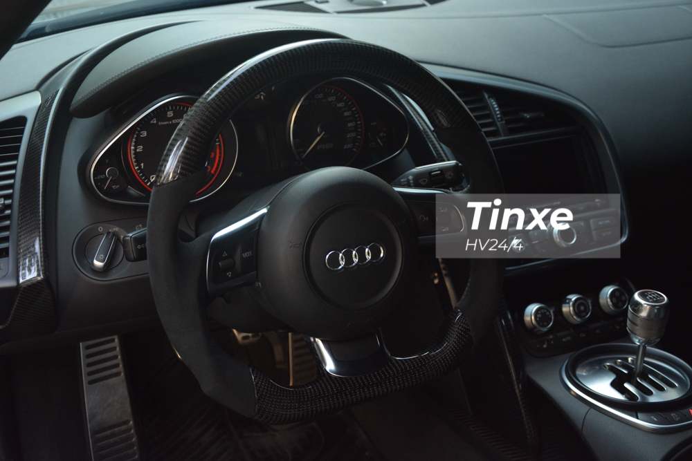 Chiếc siêu xe Audi R8 V10 này được chủ thay vô-lăng mới thể thao với chất liệu da lộn và carbon.