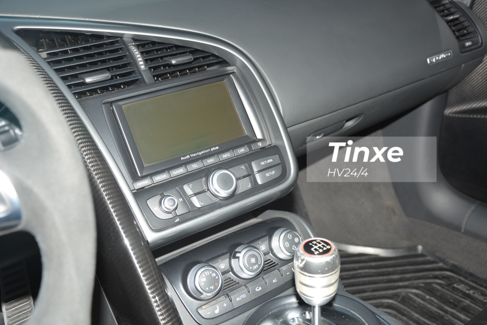 Ở phiên bản Audi R8 V10, nội thất xe được nâng cấp nhẹ với hệ thống loa Bang & Olufsen tiêu chuẩn, công suất 465 watt.