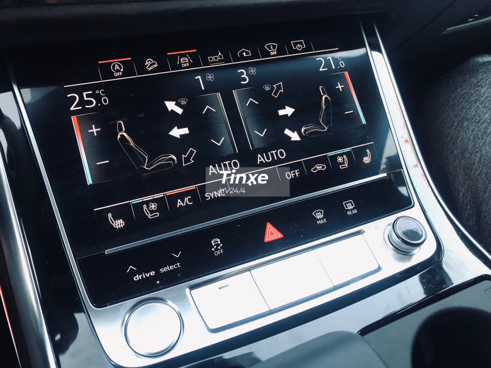Các trang bị an toàn có trên SUV hạng sang Audi Q8 2019 bao gồm hỗ trợ sang đường, cảnh báo chệch làn đường, hỗ trợ kiểm soát hành trình thích ứng, cảnh báo vỉa hè, camera 360 độ và tính năng vào garage bằng điều khiển từ xa đã được áp dụng vào năm 2019.