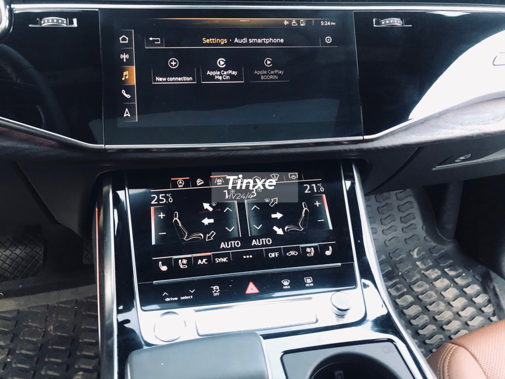 Hệ thống giải trí nổi bật trên SUV hạng sang Audi Q8 2019 bao gồm hai màn hình cảm ứng MMI với màn hình 10,1 inch nằm trên và 8,6 inch nằm dưới. 