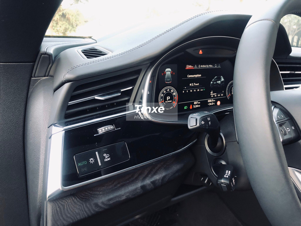  Ngoài ra, SUV hạng sang Audi Q8 2019 còn có thêm màn hình 12,3 inch ở bảng đồng hồ. Màn hình hiển thị thông tin trên kính chắn gió, dàn âm thanh Bang & Olufsen, logo quattro khắc laser 3D trên hộc găng tay cũng là những trang bị nổi bật cho chiếc SUV hạng sang của Audi. 