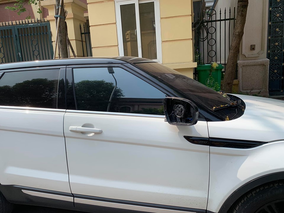 Vào tháng 9 năm 2019, những hình ảnh về chiếc SUV hạng sang Range Rover Evoque bị kẻ gian vặt mặt gương ở Hà Nội cũng khiến cộng đồng mạng xót xa cho chủ nhân