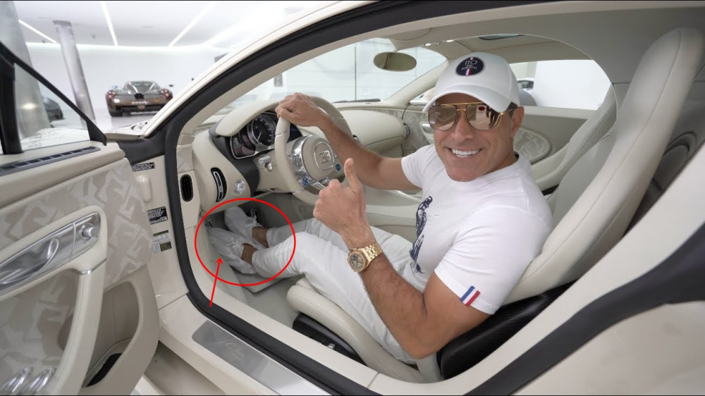 Manny Khoshbin trong khoang lái của Bugatti Chiron Hermes