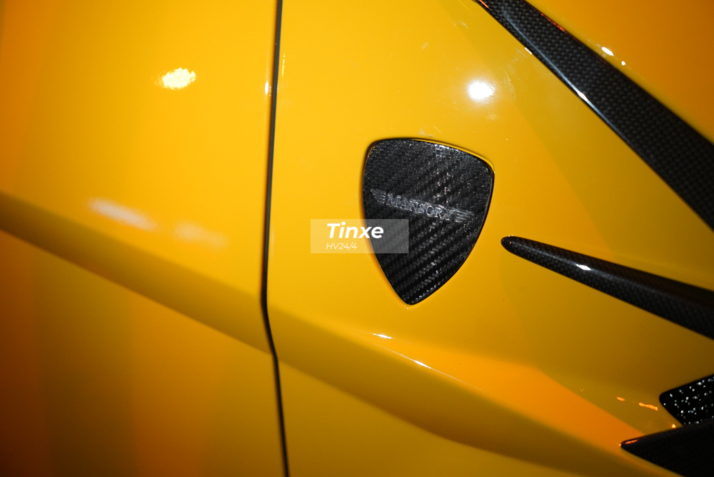 Bên hông những chiếc siêu SUV Lamborghini Urus Venatus còn có huy hiệu của hãng Mansory cũng được làm bằng sợi carbon.