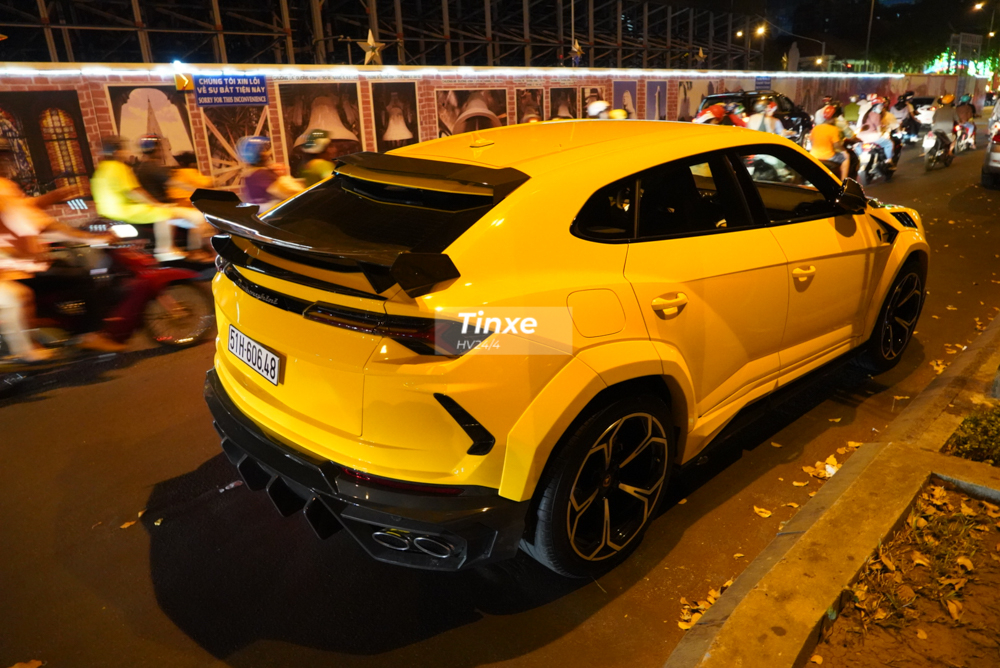 Chiếc siêu SUV Lamborghini Urus độ Mansory đầy đủ nhất tại Việt Nam được hoàn thành vào ngày 29 Tết Nguyên đán. Chiếc xe này được một garage ở Sài thành bí mật độ body kit Lamborghini Urus Venatus