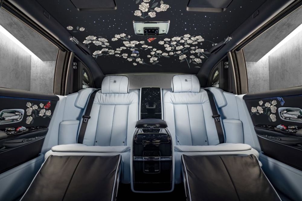 Một triệu mũi thêu để tạo nên vườn hồng bên trong không gian của chiếc Rolls-Royce Phantom.