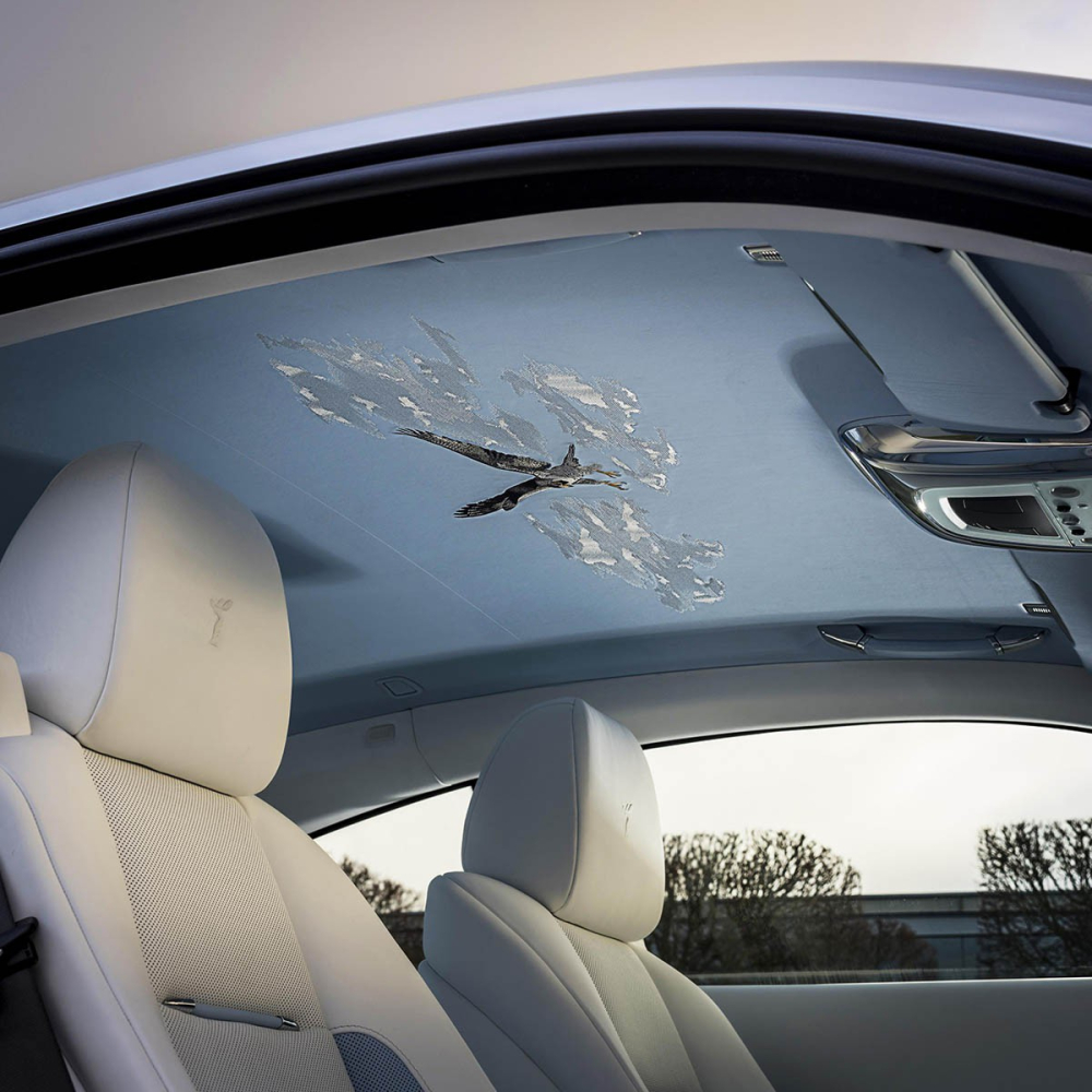 Rolls-Royce Falcon Wraith - với hình chim ưng Peregrine Flacon được thêu tay với gần 250.000 mũi thêu.