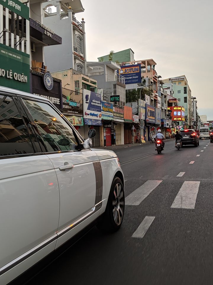 Xe Range Rover di chuyển tại Sài thành trong chiều mùng 2 Tết sử dụng gương của xe máy