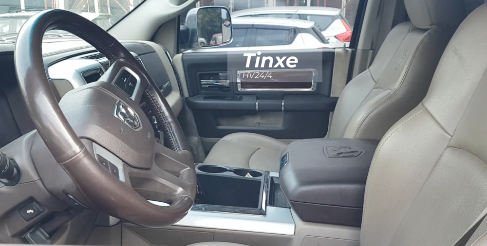 Nội thất của Dodge Ram 3500 Heavy Duty có ghế ngồi bọc da màu xám cùng các chi tiết màu nâu và cả kim loại.