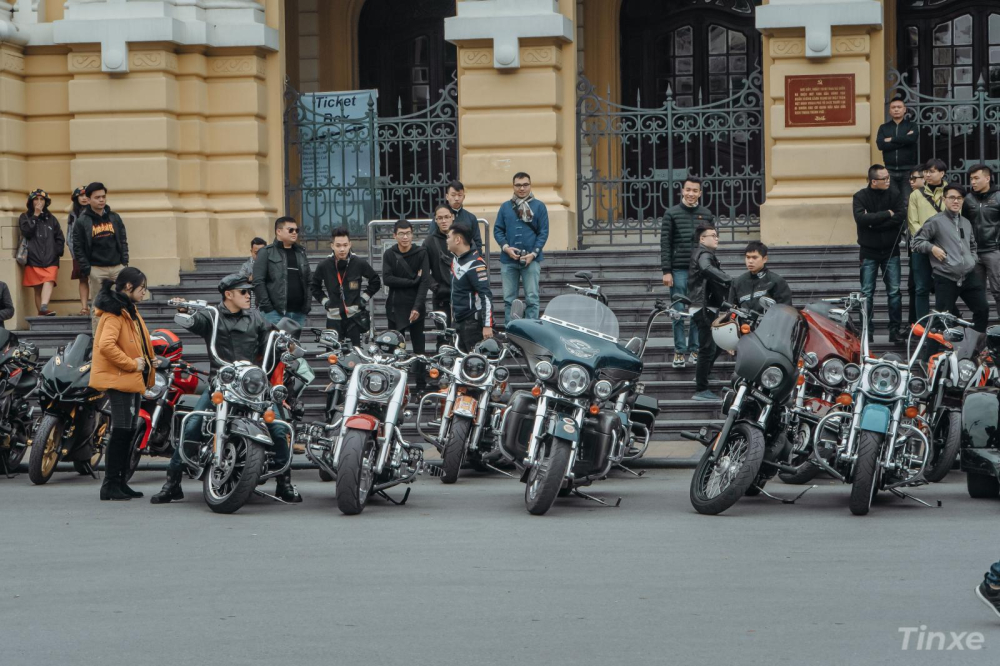 Buổi họp quy tụ khoảng hơn 30 chiếc xe phân khối lớn và hàng chục biker đến từ Thủ Đô