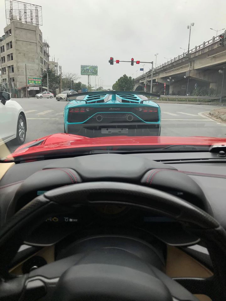 Lamborghini Aventador SVJ trên đường phố Hà Nội vào dịp Tết. Người chụp ảnh chạy siêu xe độ Ferrari F12 Berlinetta Duke Dynamics