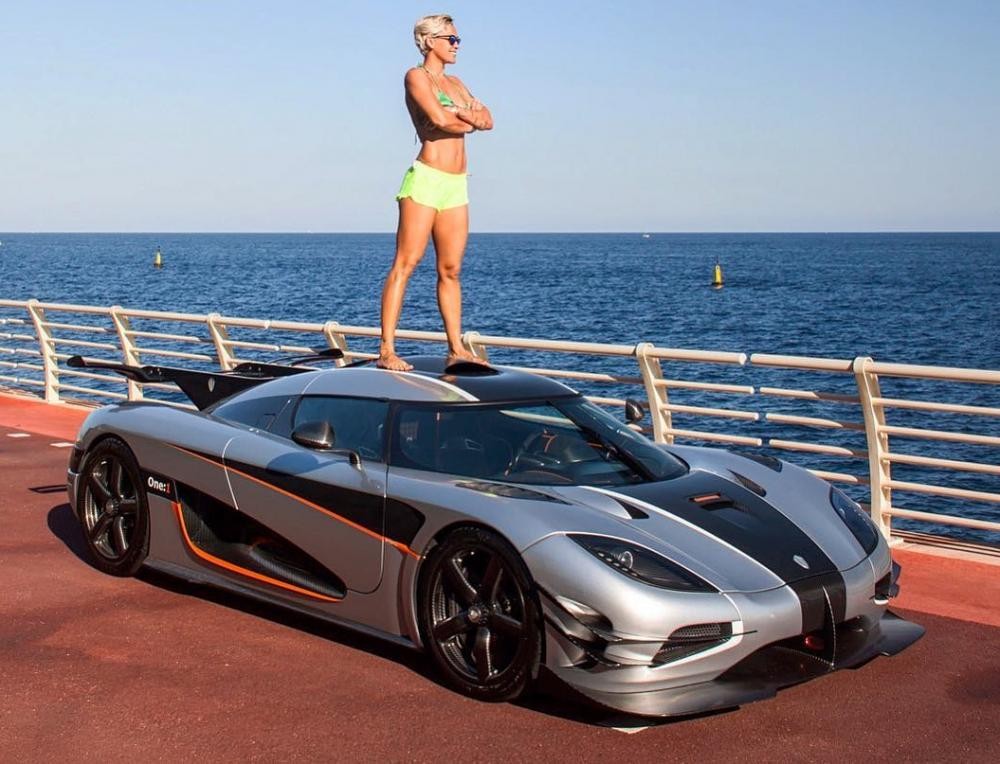 Vẻ đẹp nóng bỏng của nữ tay đua sở hữu siêu xe hàng hiếm Koenigsegg One:1