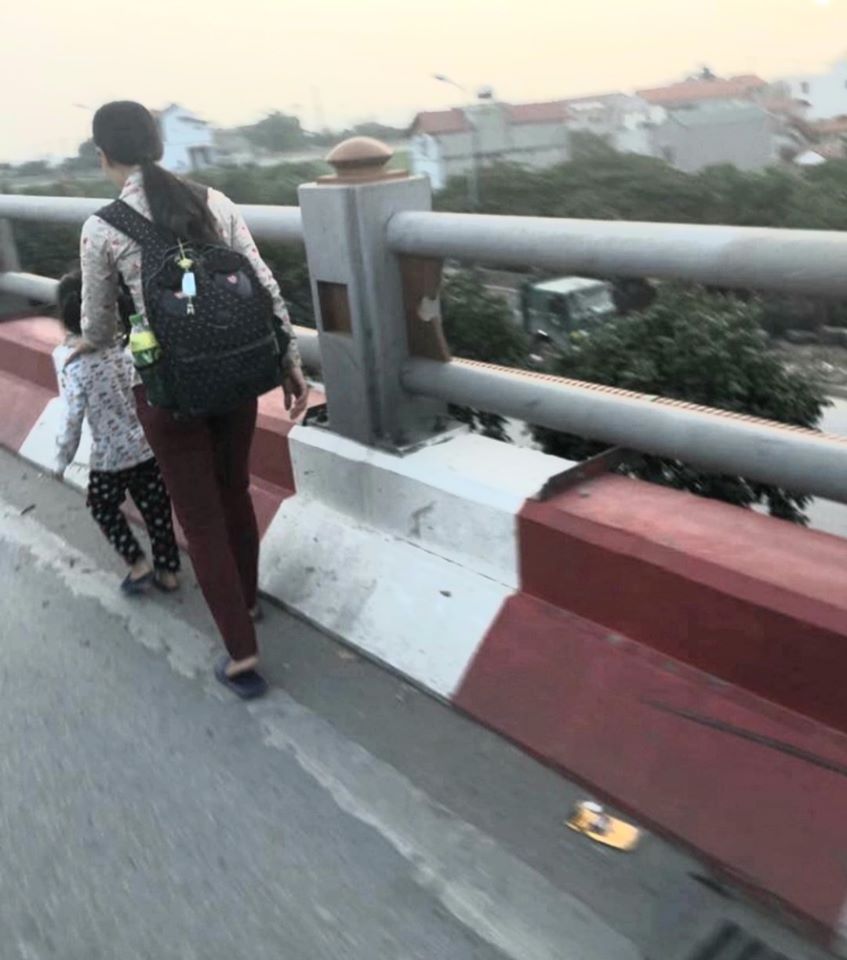 Hình ảnh hai mẹ con đi bộ ăn xin trên cầu Thanh Trì khi vụ tai nạn chưa xảy ra