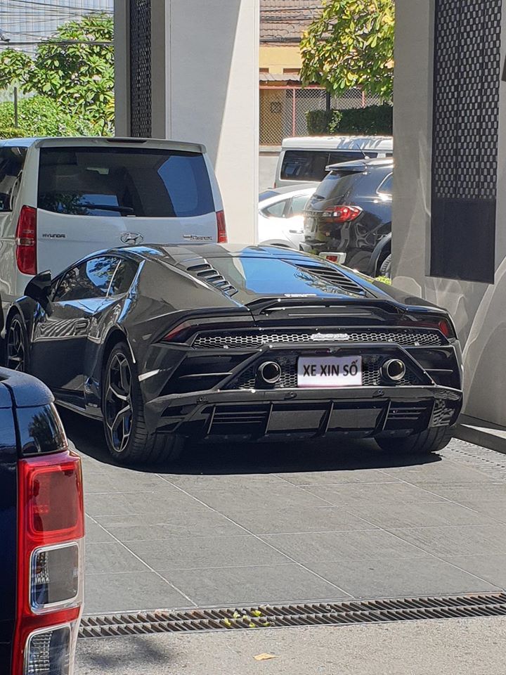 Bức ảnh siêu xe Lamborghini Huracan EVO mang tờ giấy xe xin số gây xôn xao cư dân mạng