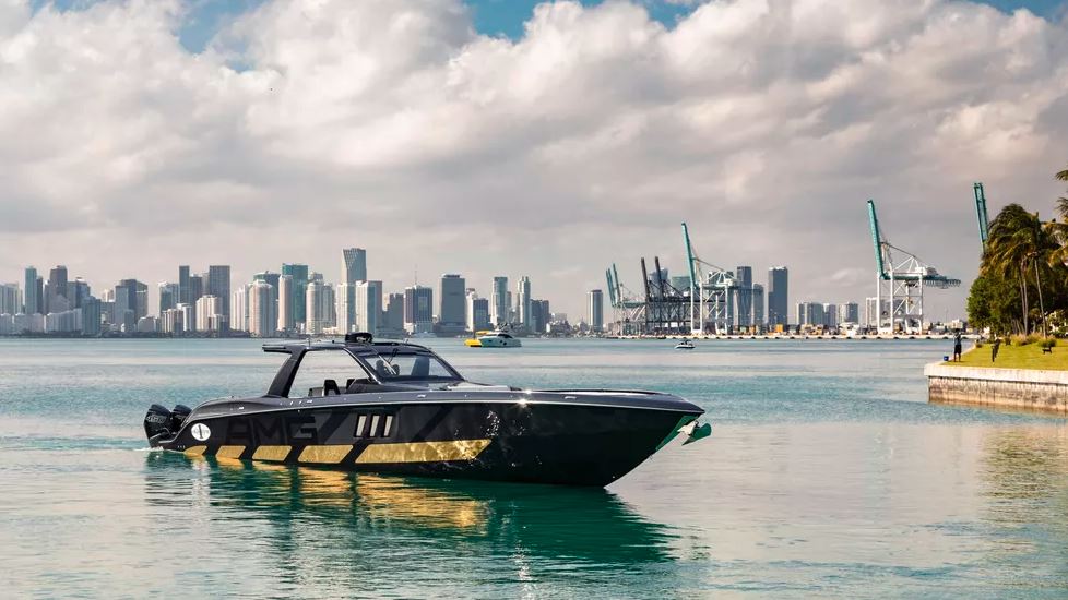 Tirranna AMG Edition là một con thuyền tốc độ và sang trọng có giá tới 3 triệu USD