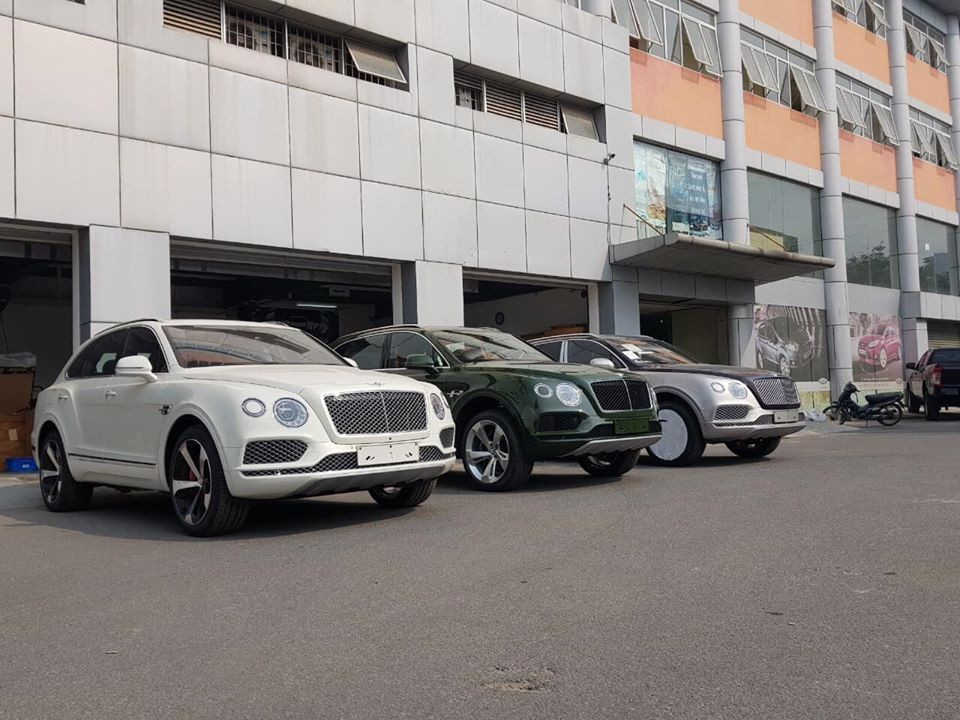 3 chiếc SUV siêu sang Bentley Bentayga V8 chính hãng đỗ cạnh nhau