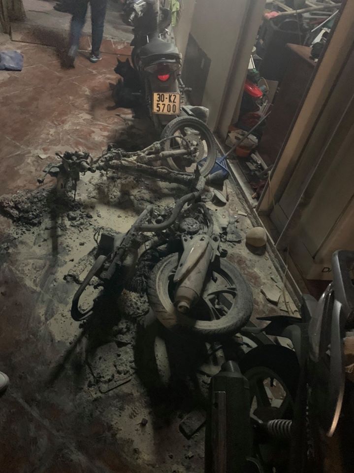 Chiếc xe máy của đối tượng bị đốt cháy rụi trước cửa nhà trong ngõ 609