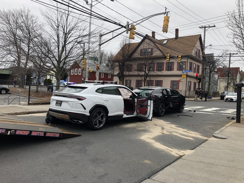 Hai chiếc siêu xe Lamborghini Urus của đại lý tự tông vào nhau trong vụ tai nạn liên hoàn