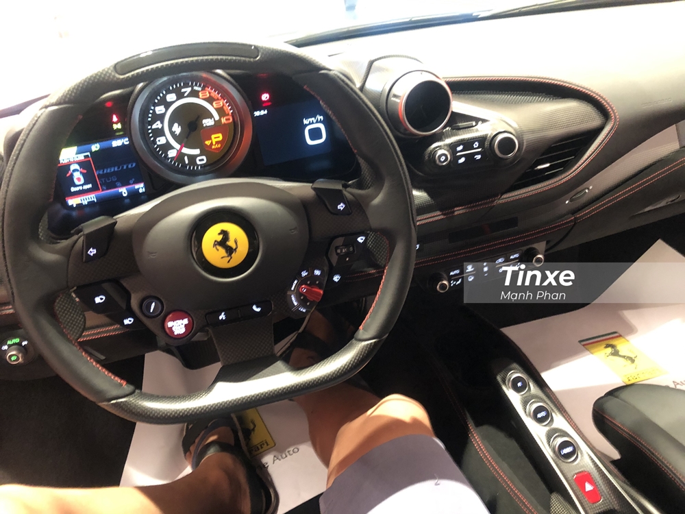 Vô lăng của siêu xe Ferrari F8 Tributo