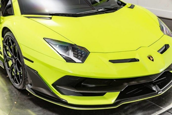 Ngoài màu sơn xanh Verde Themis, chiếc siêu xe Lamborghini Aventador SVJ này còn có nhiều chi tiết bằng carbon nhám rất ấn tượng.