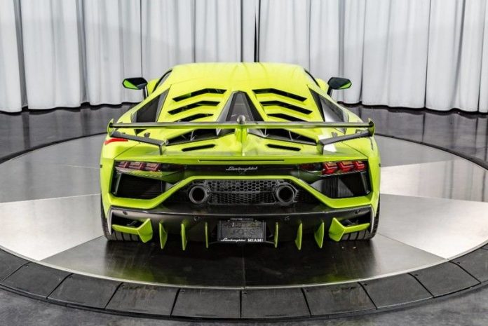 Vẻ đẹp của siêu phẩm Lamborghini Aventador SVJ mang màu sơn Verde Themis.