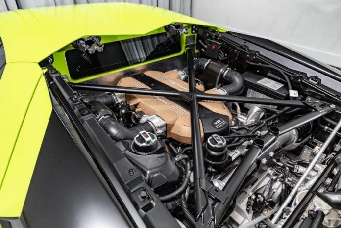 Chiếc siêu xe Lamborghini Aventador SVJ mang màu xanh Verde Themis vẫn được trang bị khối động cơ V12, hút khí tự nhiên, dung tích 6.5 lít quen thuộc trên những chiếc Aventador LP700-4 rất được ưa chuộng tại thị trường Việt Nam. Tuy nhiên, ở trên siêu xe Aventador SVJ, hãng Lamborghini đã tinh chỉnh lại khối động cơ này nhằm tạo ra công suất tối đa 770 mã lực, cao hơn 70 mã lực so với bản tiêu chuẩn.